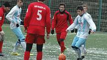 OSM BRANEK padlo v zápase dorostu FK Junior Děčín (pruhované dresy) a fotbalistů MSK Benešov nad Ploučnicí. Nakonec se v tomto utkání zrodila remíza 4:4. 