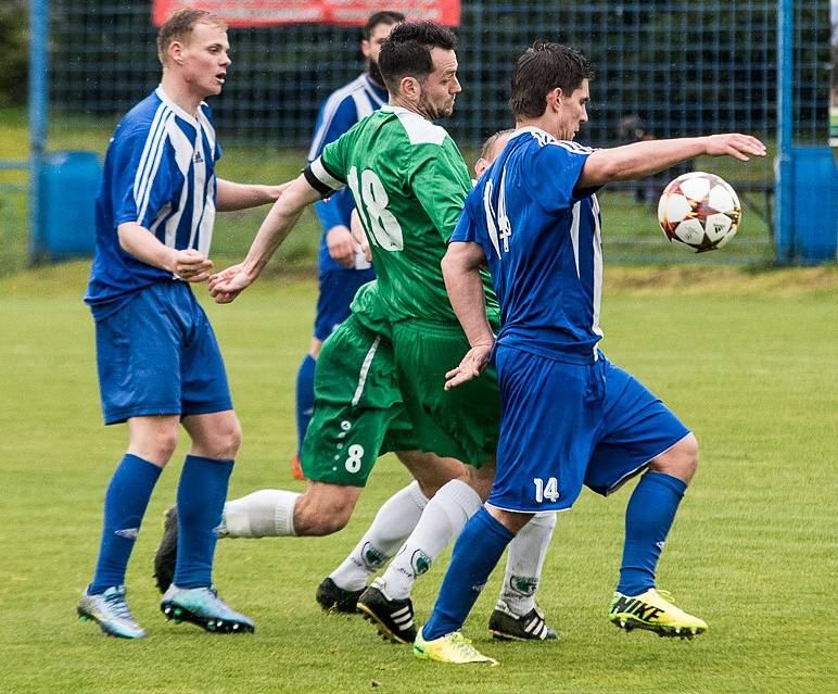 PŘEKVAPENÍ! Fotbalisté Vilémova (zelené dresy) doma porazili první Lovosice.