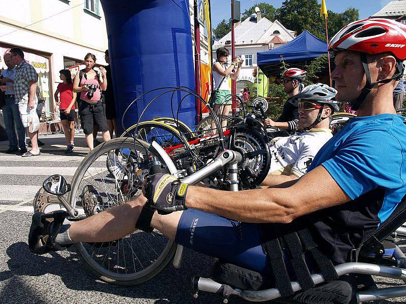 Spanilou jízdou nejdelších motocyklů světa začaly v pořadí už sedmé Dny Českého Švýcarska konající se v Krásné Lípě.