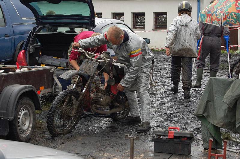 Dráha plná bahna závodníkům příliš nevadila