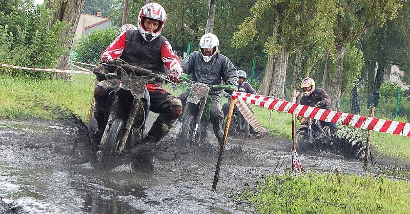 Dráha plná bahna závodníkům příliš nevadila