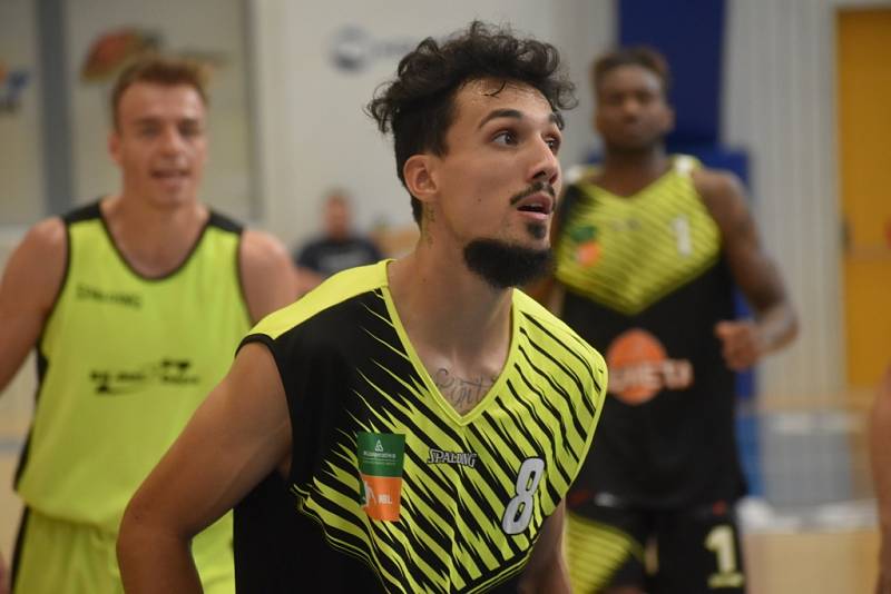 Basketbalisté Děčína narazili v dalším přípravném utkání na Ústí nad Labem. Sluneta naopak odehrála první přátelský zápas v rámci letní přípravy.