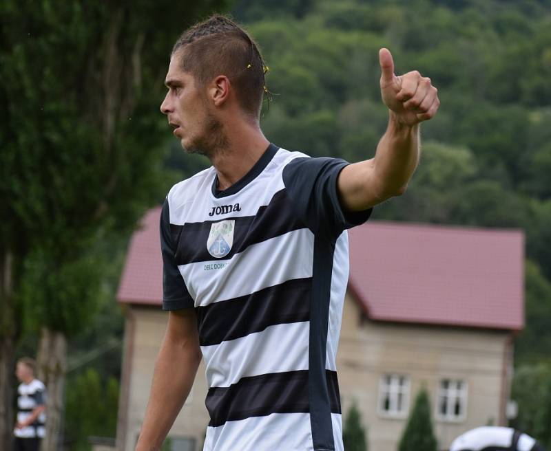 Junior Děčín (červené dresy) vyhrál 4:3 na půdě Dobkovic.