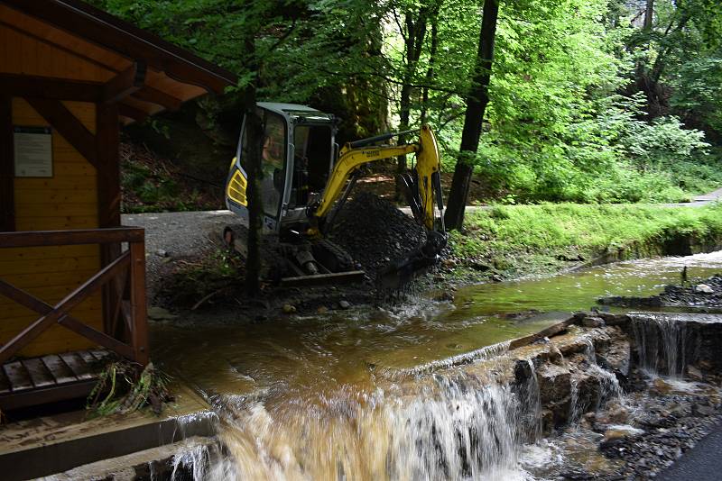 Povodeň poničila ve Hřensku jedno z velkých parkovišť, kde zůstala stát řada aut.