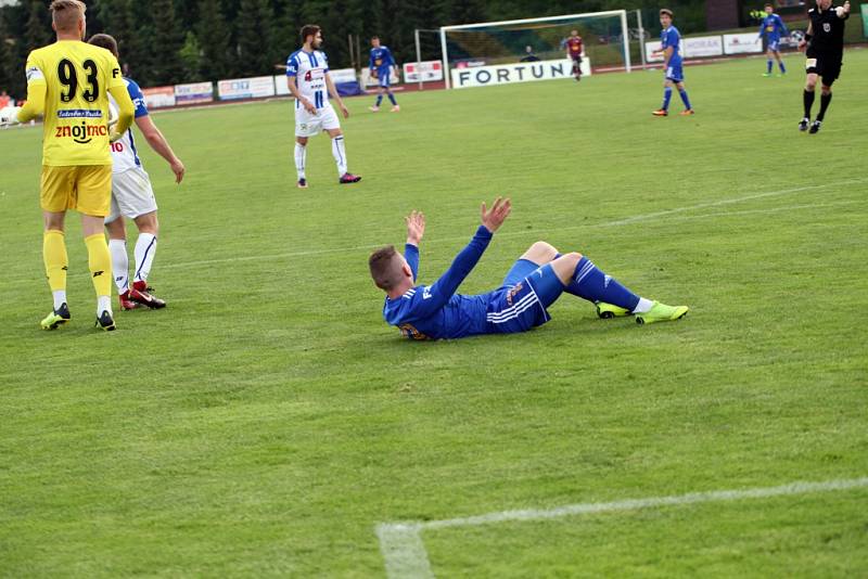 DRTIVÉ VÍTĚZSTVÍ. Varnsdorf (v modrém) doma porazil Znojmo 7:1.