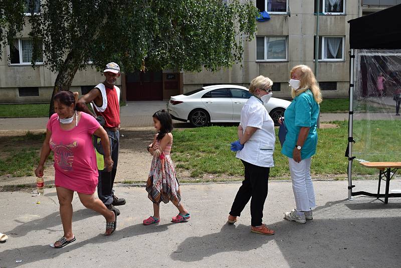 Ústecký kraj začal s očkováním v sociálně vyloučených lokalitách, jako první přišlo na řadu sídliště Mojžíř v Ústí nad Labem.