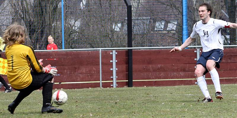 PŘESTŘELKA. Chuderov (v bílém) porazil 6:5 Horní Podluží