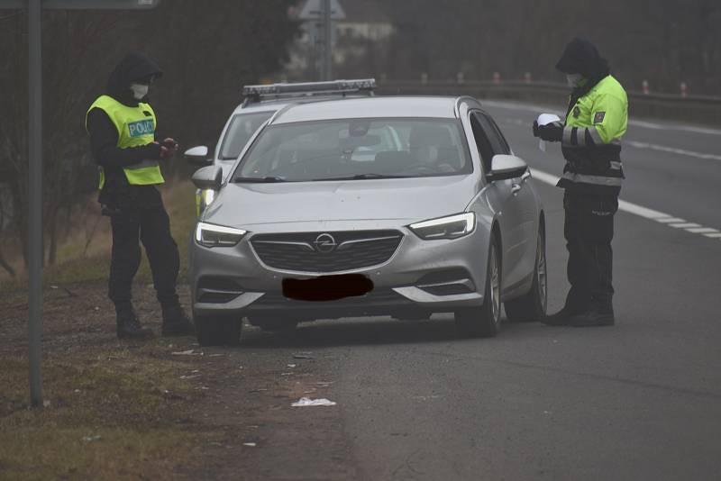 Policie kontroluje dodržování zákazu pohybu mezi Děčínem a Ústím nad Labem v Povrlech.