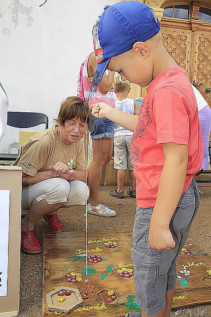 Zrekonstruované nádvoří děčínského zámku přivítalo slavnosti medu a vína. 