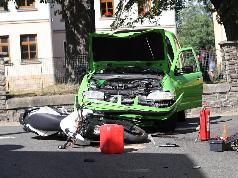 Při dopravní nehodě v Horním Podluží se vážně zranil motorkář.