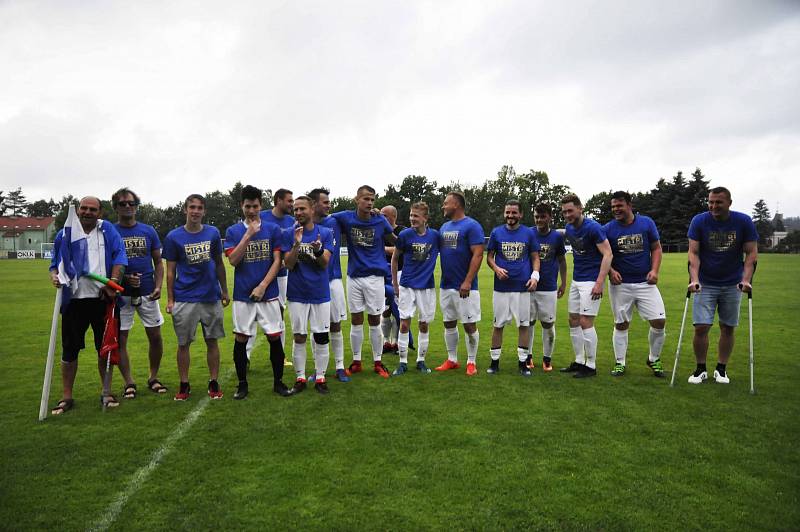 OSLAVY. Fotbalisté Šluknova porazili v dohrávce Jiříkov 9:0 a mohli oslavit postup do I.A třídy.