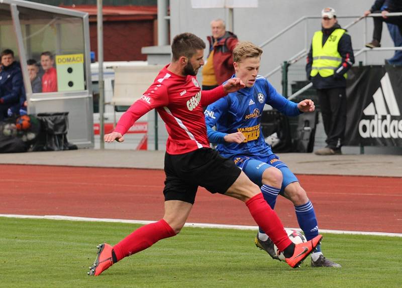 REMÍZA. Fotbalisté Varnsdorfu (v modrém) doma remizovali s Chrudimí 2:2.