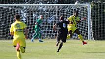 První přátelský zápas mají za sebou fotbalisté Varnsdorfu (ve žlutém). Ve Vrkoslavicích prohráli 1:2 s Jabloncem B.