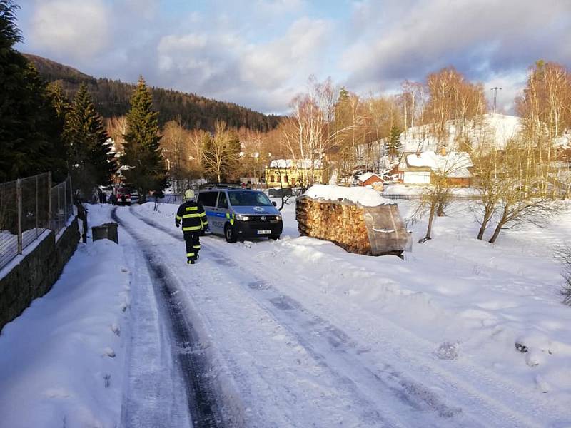 Klouzající se auto srazilo v Kytlicích ženu