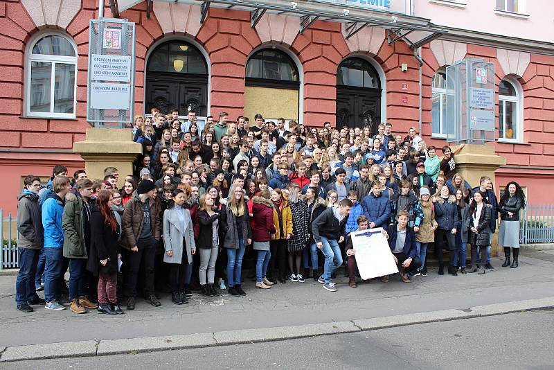 Protest VyjdiVen studentů děčínského gymnázia a obchodní akademie.