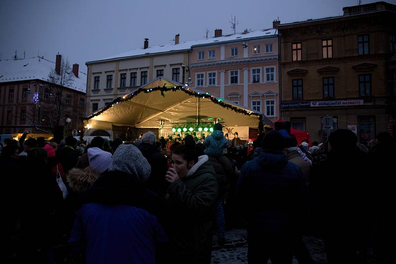 V Rumburku rozsvítili vánoční strom, ujít si to nenechalo zaplněné náměstí.