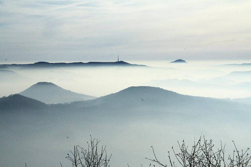 Nad Děčínskem sedí smog způsobený inverzím počasím. Záběry z Děčínského Sněžníku.
