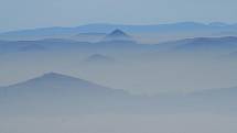 Nad Děčínskem sedí smog způsobený inverzím počasím. Záběry z Děčínského Sněžníku.