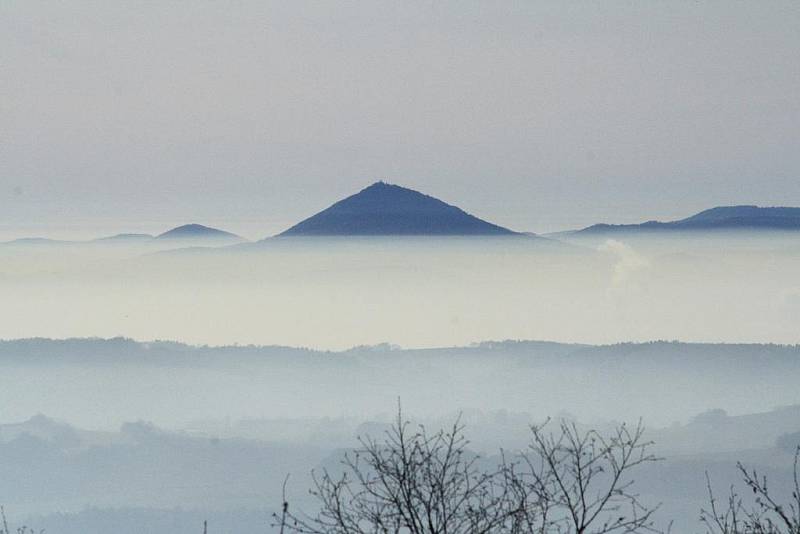 Nad Děčínskem sedí smog způsobený inverzím počasím. Záběry z Děčínského Sněžníku.