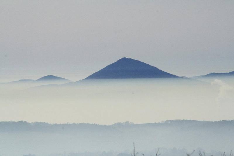 Nad Děčínskem sedí smog způsobený inverzím počasím. Záběry z Děčínského Sněžníku.