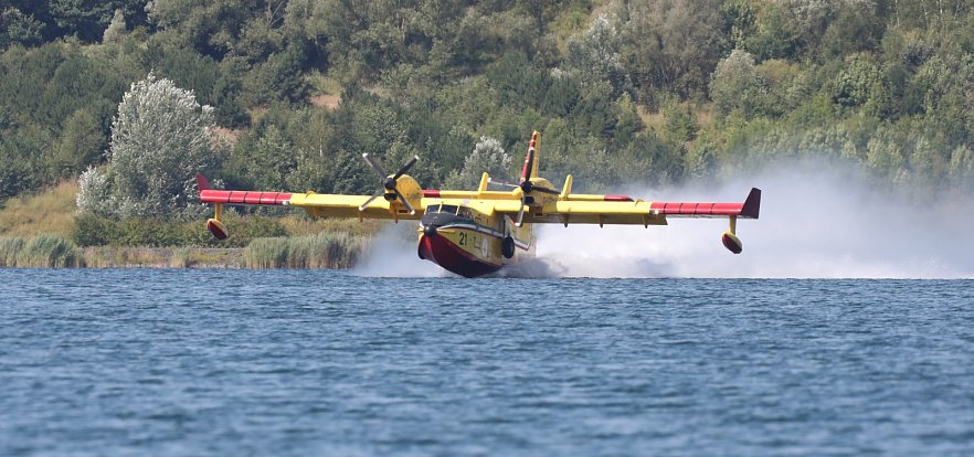 Italská letadla pomáhají s hašením požáru v Českém Švýcarsku.