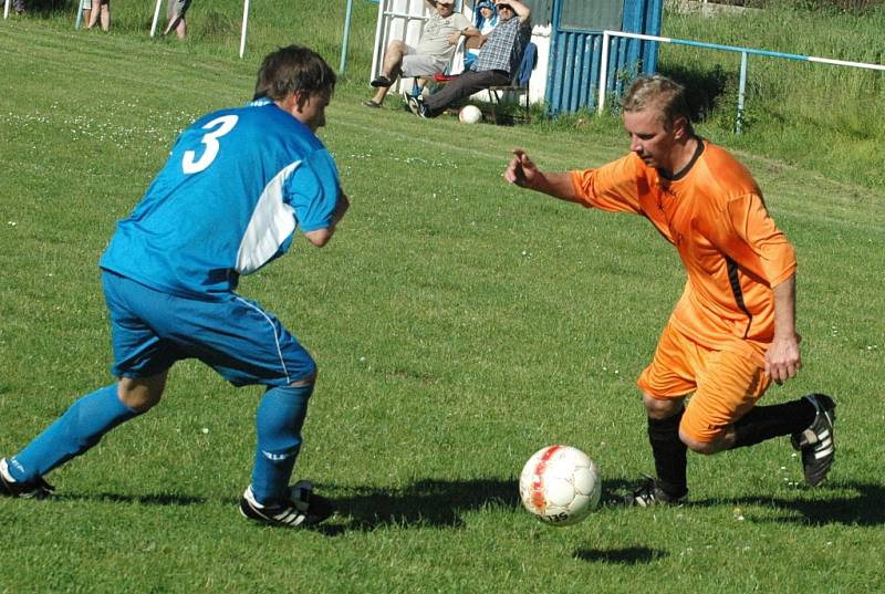 DERBY. Česká Kamenice (oranžové dresy) porazila doma Jílové 2:1.