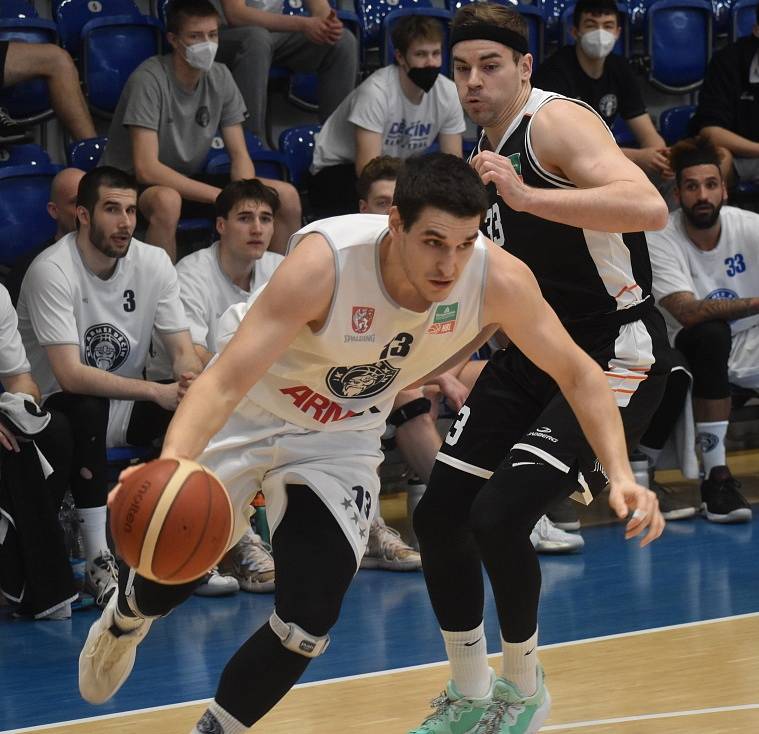 Basketbalisté Děčína v prvním utkání předkola play-off hostili na domácí palubovce Hradec Králové.