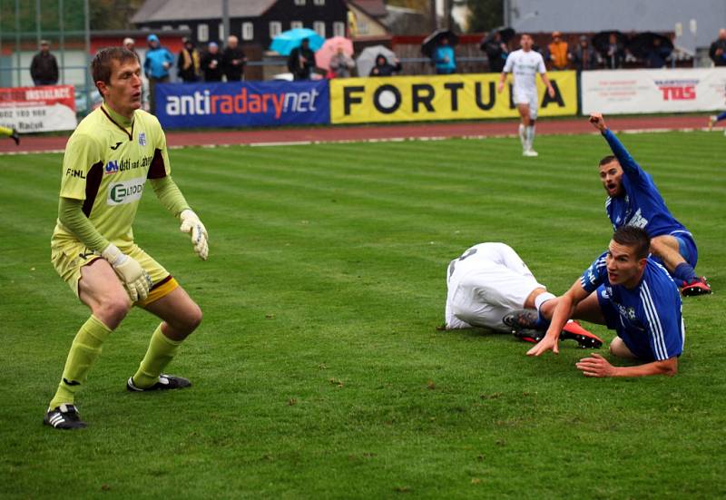 DERBY. Fotbalisté Varnsdorfu (v modrém) doma porazili Ústí nad Labem 1:0.