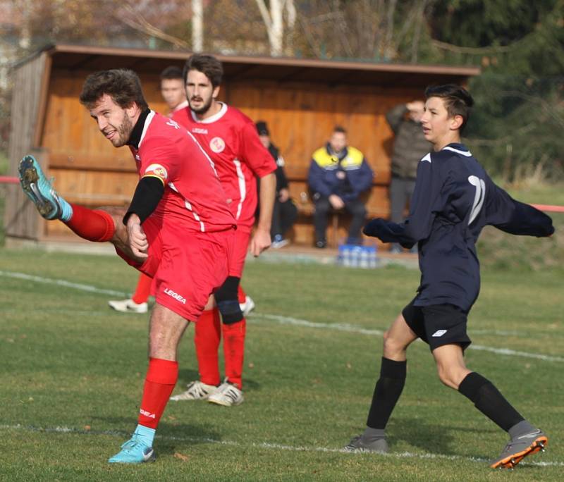 JASNÁ VÝHRA. Jiříkov (v červeném) doma porazil Dubí jasně 6:0.