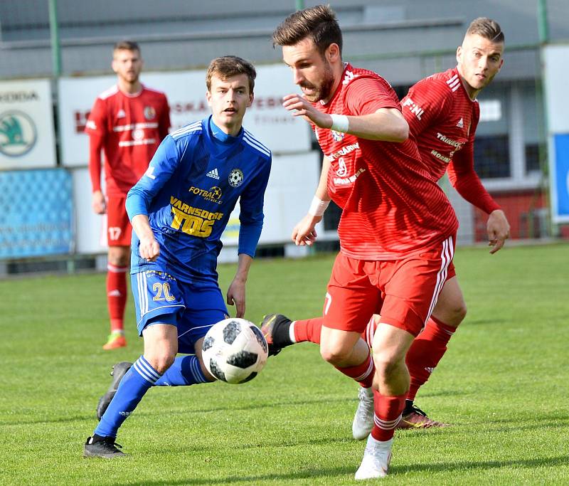 PORÁŽKA. Varnsdorf (v modrém) prohrál 0:2 v Třinci.