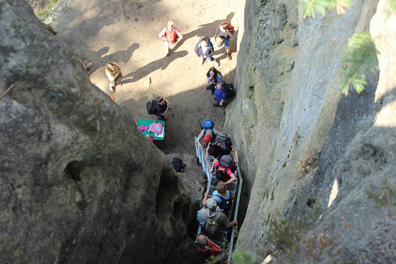 Vášniví turisté zahájili sezonu v národním parku několikakilometrovým výletem.