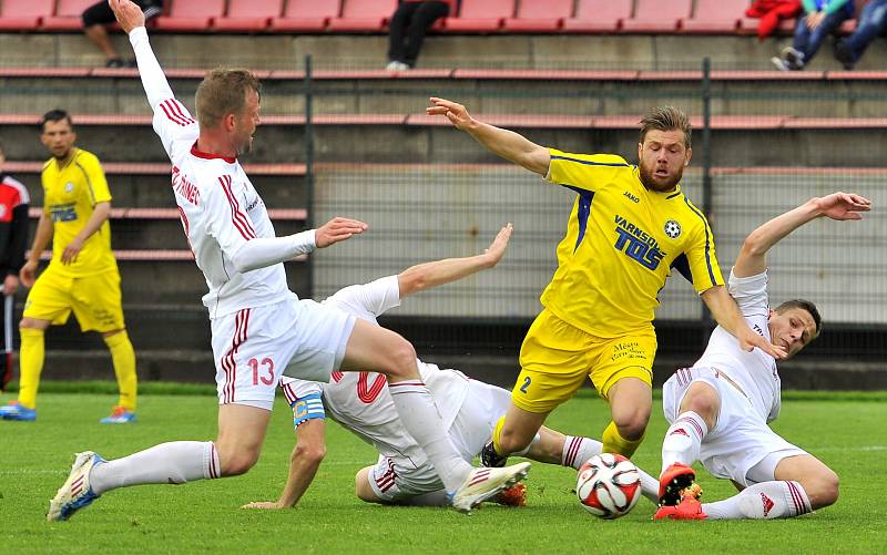 VARNSDORF (ve žlutém) potvrdil roli favorita a v Třinci vyhrál 4:1.