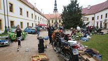 Letošní mezinárodní floristická soutěž Děčínská kotva nalákala diváky na zámecké nádvoří. Soutěžící zdobili květinami auta a motocykly.