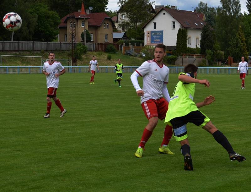 Jílové (v bílém) vstoupilo do krajského Korona Cupu vítězstvím 6:1 nad Litvínovem.