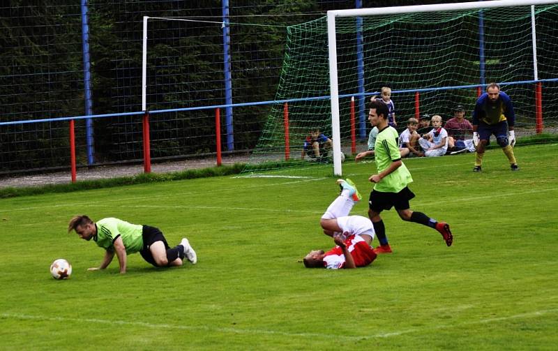 POHODA. Šluknov (v červeném) doma porazil Svádov jasně 4:0.