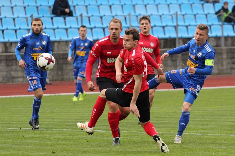 REMÍZA. Fotbalisté Varnsdorfu (v modrém) doma remizovali s Chrudimí 2:2.