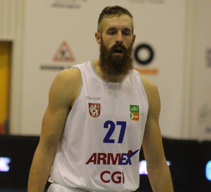 BYLY TO NERVY! Děčínští basketbalisté doma porazili Pardubice 74:73.