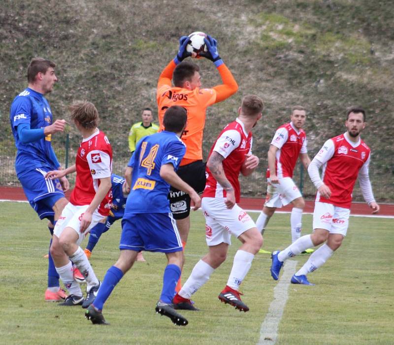 FOTBALOVÉ JARO ZAČALO. Varnsdorf (v modrém) doma přivítal Pardubice.