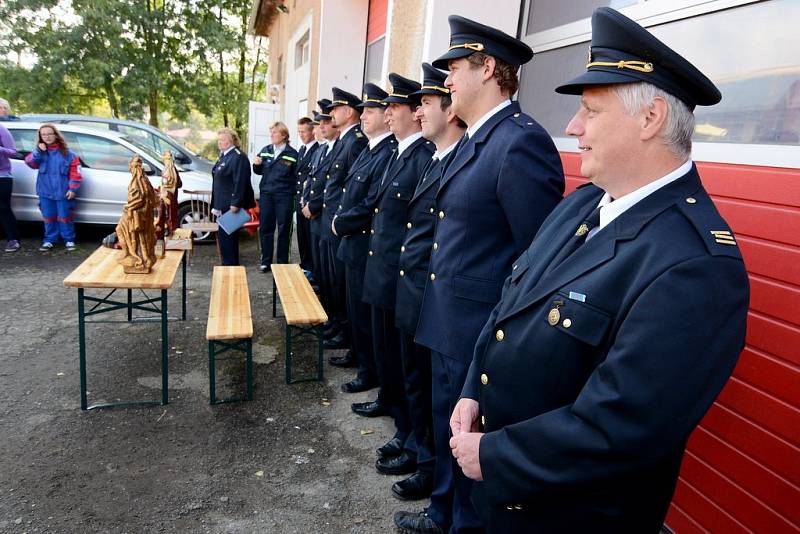 Hasiči v Dolní Poustevně dostali vyšívaný hasičský prapor.