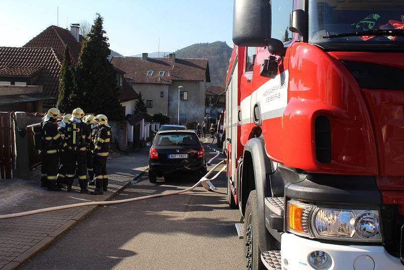 Vrchlického ulice v Děčíně nebyla v době zásahu hasičů průjezdná.