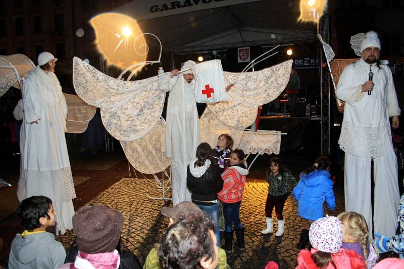 První advent zahájily trhy na Masarykově náměstí.