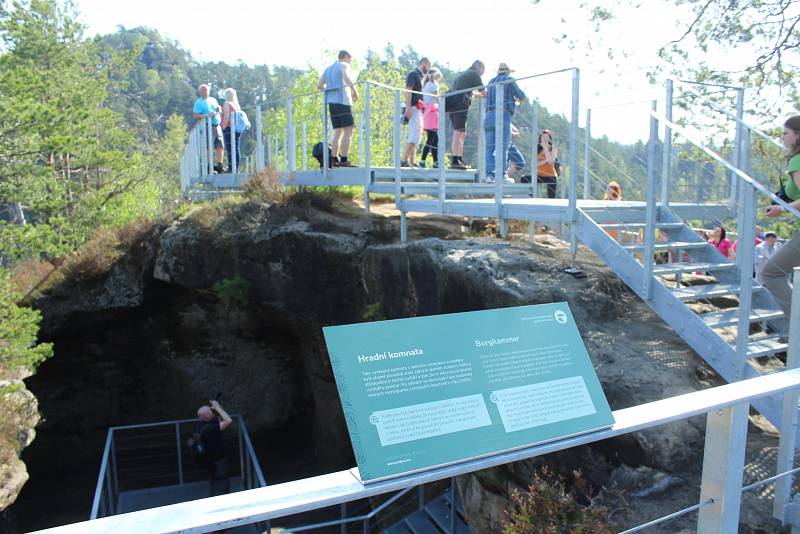 Vášniví turisté zahájili sezonu v národním parku několikakilometrovým výletem.