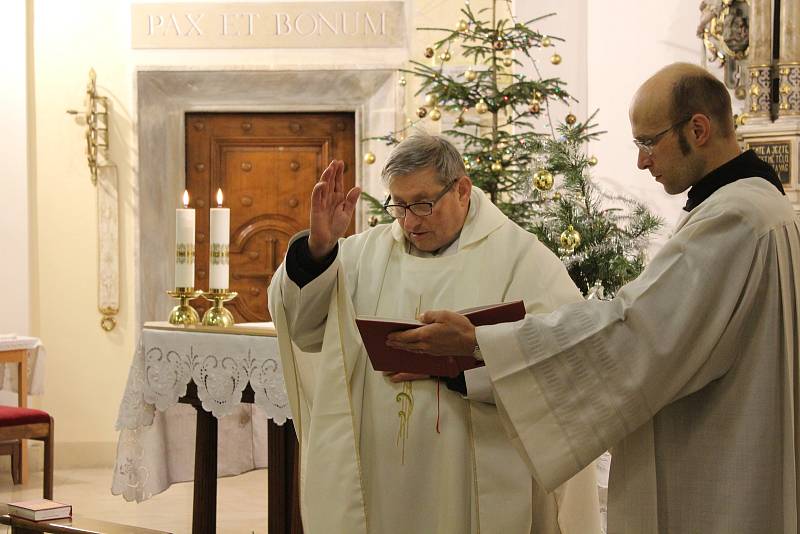 Žehnání tříkrálovým koledníkům v kostele svatého Františka z Assisi v Děčíně.