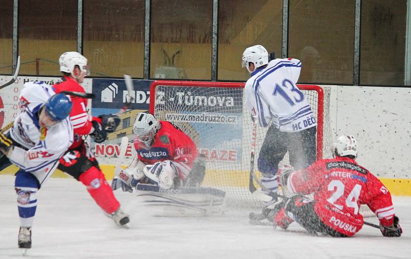 BRAVO! Děčínští hokejisté (v bílém) vyhráli 6:4 v Klatovech.