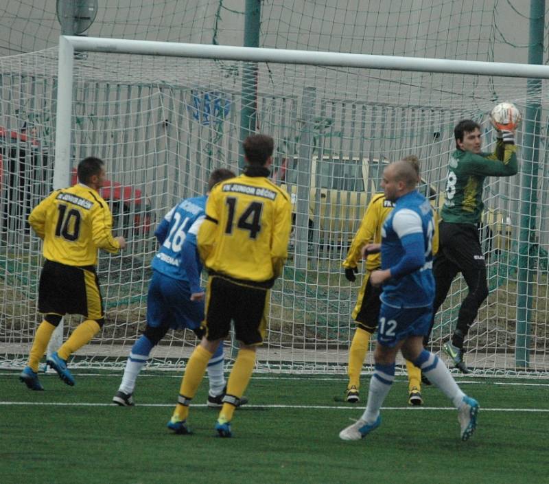 V PRVNÍ PŘÍPRAVĚ porazil FK Junior Děčín (ve žlutém) Českou Lípu 9:1.