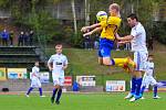 PADLI V ZÁVĚRU. Fotbalisté Varnsdorfu (ve žlutém) doma prohráli 0:1 se Znojmem.