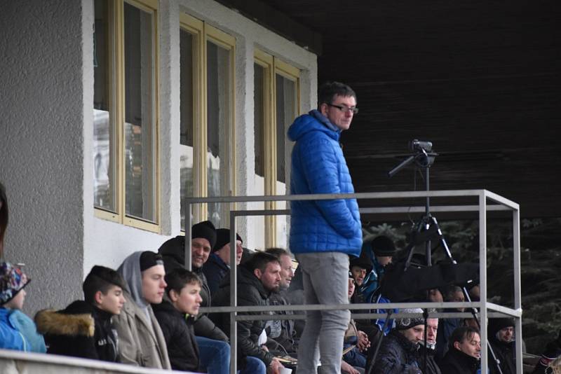 VÍTĚZSTVÍ. Fotbalisté Šluknova (v modrém) porazili Liběšice 4:1. Tři body věnovali nemocnému trenérovi Gallovi.