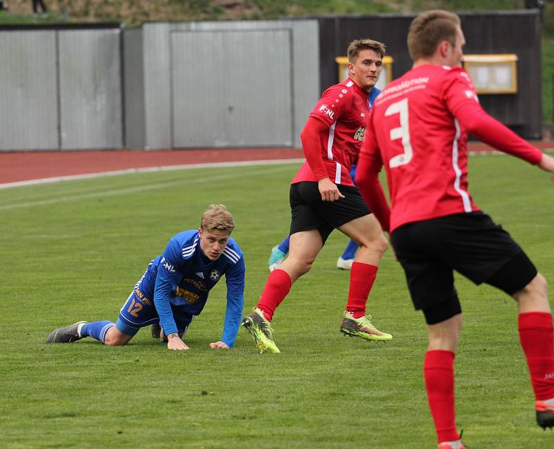 REMÍZA. Fotbalisté Varnsdorfu (v modrém) doma remizovali s Chrudimí 2:2.