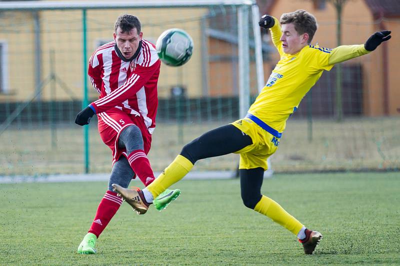 PORÁŽKA. Varnsdorf prohrál 0:1 v Brozanech. V žlutém dresu na snímku varnsdorfský Bílek.