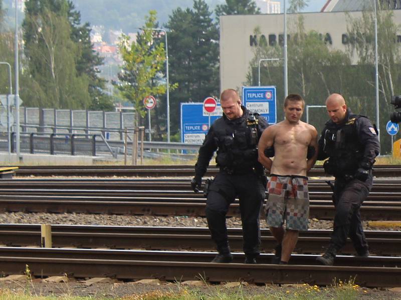 Muž, který vylezl na stožár s trolejemi, zastavit dopravu na železničním koridoru do Německa.